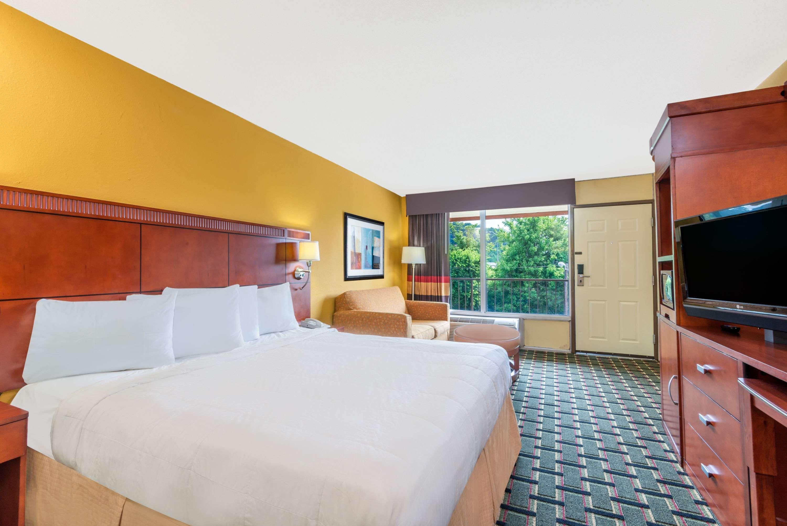 Days Inn By Wyndham Knoxville East Buitenkant foto