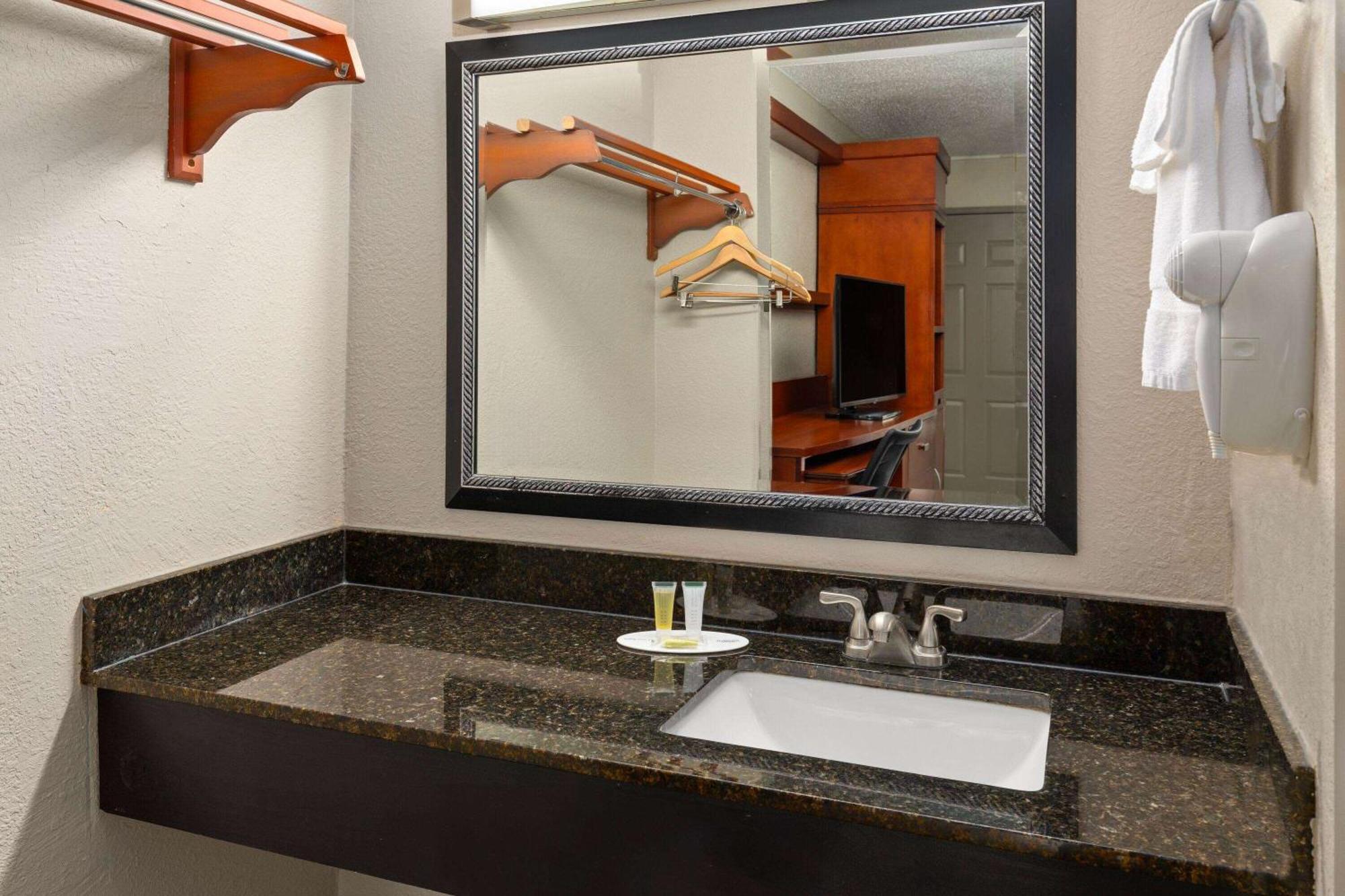Days Inn By Wyndham Knoxville East Buitenkant foto